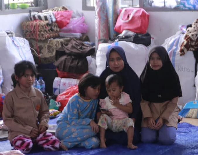 Ratnawati, warga Tanah Datar bersama anak anaknya di lokasi pengungsian Silaing Bawah Kota  Padang Panjang.
